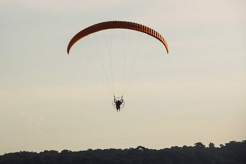 Pessoa voando em paramotor - Alter do Chão - Praia Ponta de Pedras