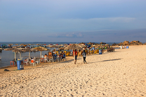Pessoas nas barracas da Praia Ponta de Pedras na margem do Rio Tapajós - Alter do Chão -