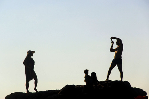 Silhueta de casal fazendo foto sobre rocha na Praia Ponta de Pedras - - Alter do Chão - 