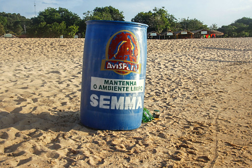Lixeira com orientação mantenha o ambiente limpo na Praia Ponta de Pedras - Alter do Chão - 