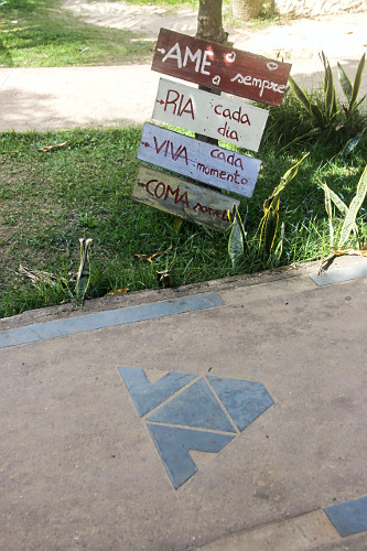 Mensagens em placas e calçada com grafismo do sapo da Lenda do Muiraquitã - Alter do Chão - considerada amu