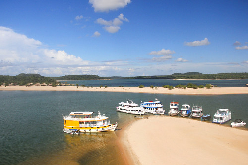 Barcos na Praia do Cajueiro e Ilha do Amor ao fundo - só aparece nos períodos de seca - Rio Tapajós - Alter