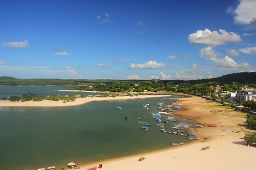 Vista de cima da Praia do Cajueiro e Ilha do Amor ao fundo - só aparece nos períodos de seca - Rio Tapajós 