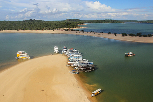 Vista de cima de barcos na Praia do Cajueiro e Ilha do Amor ao fundo - só aparece nos períodos de seca - Rio