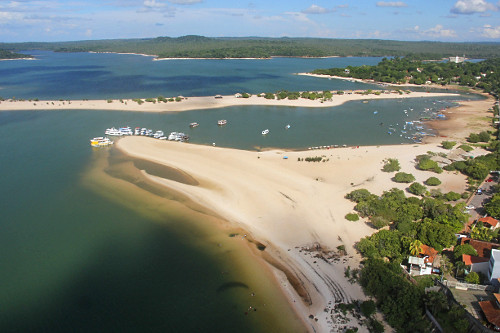 Vista de cima da Praia do Cajueiro e Ilha do Amor ao fundo - só aparece nos períodos de seca - Rio Tapajós