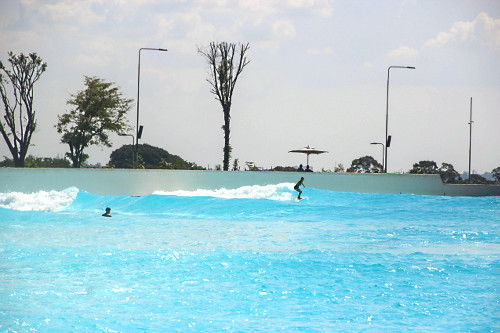Surfista na Praia da Grama - Praia artificial com ondas para prática de surf localizada dentro do condomínio