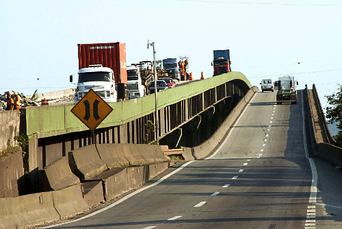 Caminhões com cargas estacionados na marginal da SP-248/55 Rodovia ...