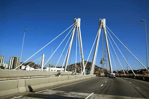 Ponte Governador Carlos Lindenberg - ponte estaiada que substituiu a Ponte da Passagem - com torres metálicas