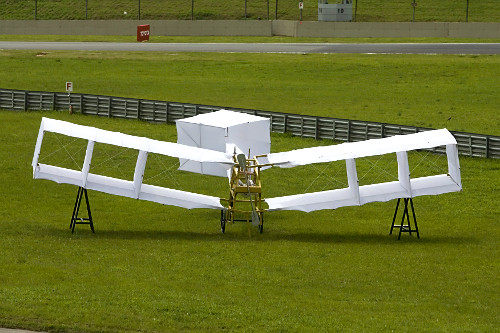 Réplica do avião 14 Bis criado por Santos Dumont
