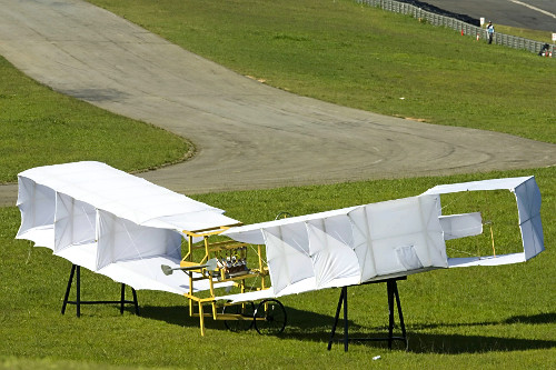 Réplica do avião 14 Bis criado por Santos Dumont