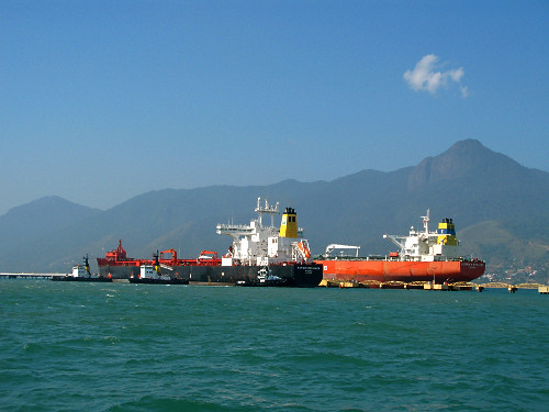 Vista do terminal da PETROBRAS durante a travessia da Balsa - Ilhabela - SP