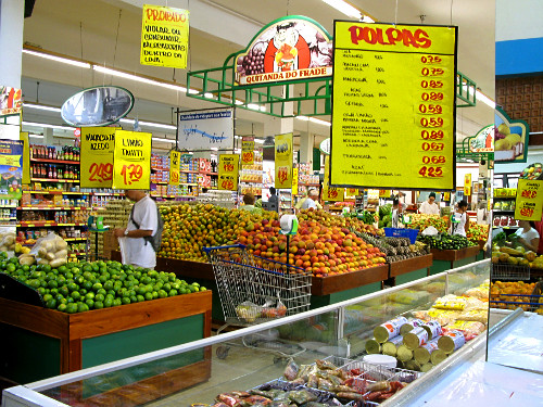 Setor de alimentos congelados e hortifrutigranjeiros de supermercado na cidade de Ilhabela - SP