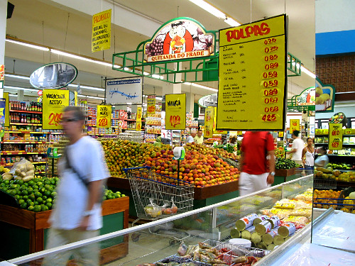Setor de alimentos congelados e hortifrutigranjeiros de supermercado na cidade de Ilhabela - SP
