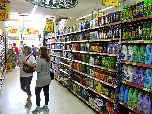 Setor de material de limpeza em supermercado na cidade de Ilhabela - SP