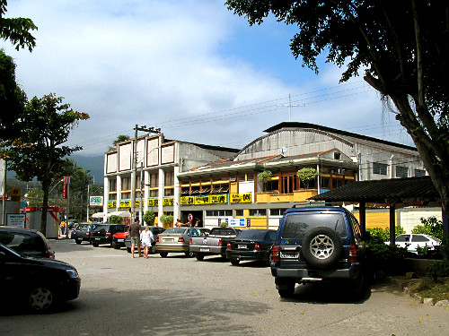 Estacionamento de supermercado na cidade de Ilhabela - SP