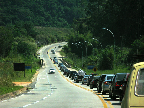 Congestionamento na Rodovia dos Tamoios - liga São José dos Campos a Caraguatatuba - litoral norte