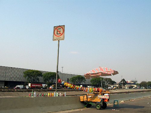 Comércio ambulante - Marginal do RioTietê - sentido bairro Lapa/Penha - São Paulo
