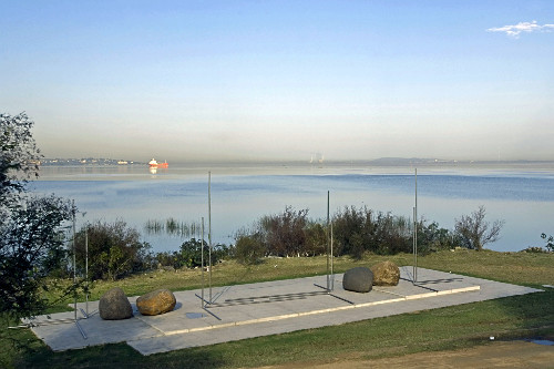 Instalação artística nas margens do Lago Guaíba