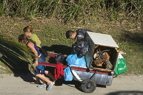 Crianças catadoras de sucata e lixo reciclável na Riviera de São Lourenco - SP