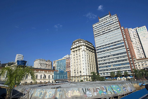 Vista da cidade de Porto Alegre com Mercado Público Central de Porto Alegre à esquerda - inaugurado em 1869 