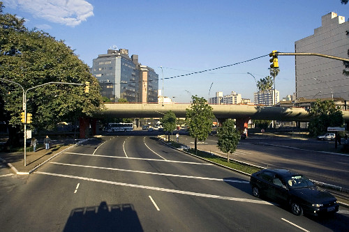 Viaduto sobre a Avenida Joao Pessoa com o Parque da Redenção na cidade de Porto Alegre - RS