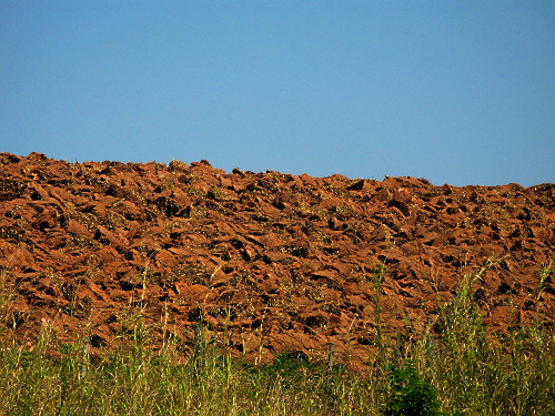 Terra arada na Rodovia dos Tamoios - SP