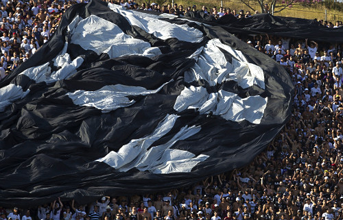 Torcida do Esporte Clube Corinthians durante a partida entre Palmeiras e Corinthians - realizada no Estadio Ed