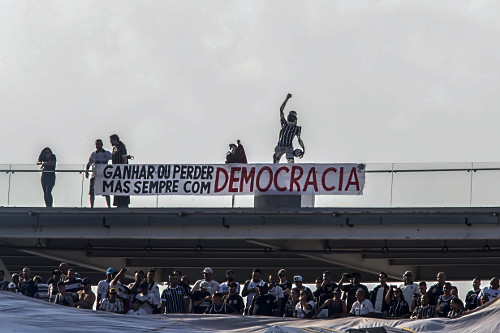 Faixa relembrando a Democracia Corinthiana da decada de 80 comandada pelo jogador Sócrates exibida durante o 