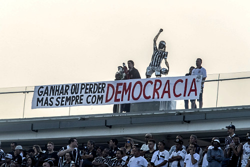 Faixa relembrando a Democracia Corinthiana da decada de 80 comandada pelo jogador Sócrates exibida durante o