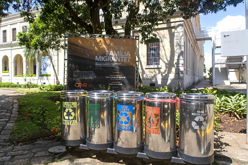 Coletores de lixo reciclável no Museu da Imigração e Memorial do Imigrante - instalado na antiga Hospedaria