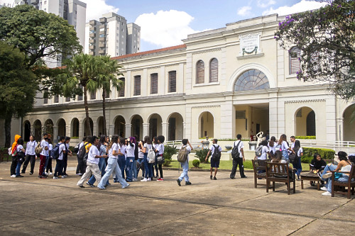 Grupo de estudanes visitando o Museu da Imigração e Memorial do Imigrante - instalado na antiga Hospedaria d