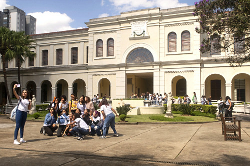 Grupo de estudanes visitando o Museu da Imigração e Memorial do Imigrante - instalado na antiga Hospedaria d
