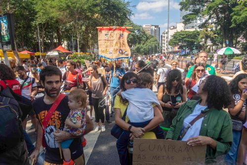 Manifestação de professores , diretores e famílias de alunos na Avenida Paulista em repúdio ao resultado d