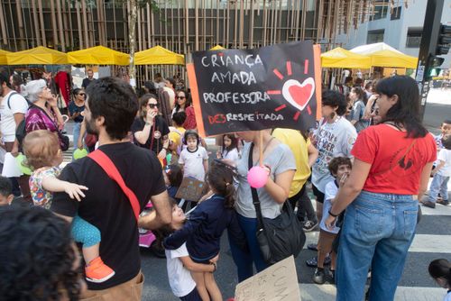 Manifestação de professores , diretores e famílias de alunos na Avenida Paulista em repúdio ao resultado d