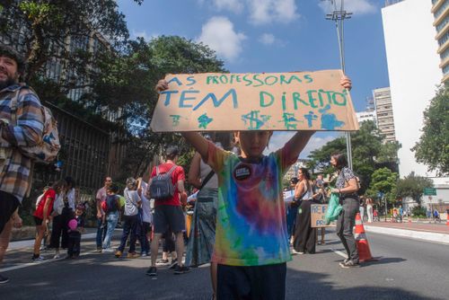 Manifestação de professores , diretores e famílias de alunos na Avenida Paulista em repúdio ao resultado d
