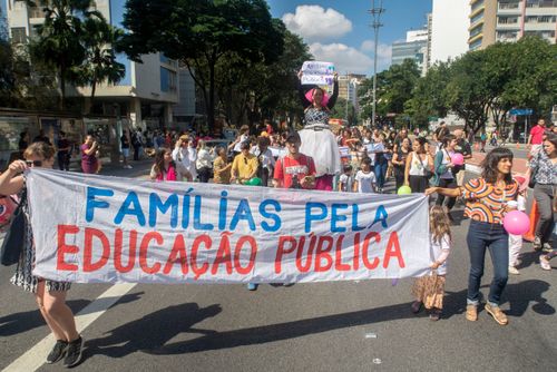 Manifestação de professores , diretores e famílias de alunos na Avenida Paulista em repúdio ao resultado d