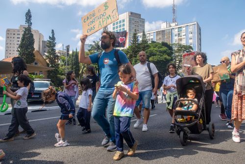 Manifestação de professores , diretores e famílias de alunos na Avenida Paulista em repúdio ao resultado d