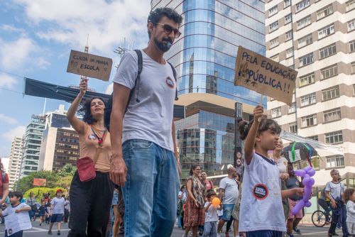 Manifestação de professores , diretores e famílias de alunos na Avenida Paulista em repúdio ao resultado d
