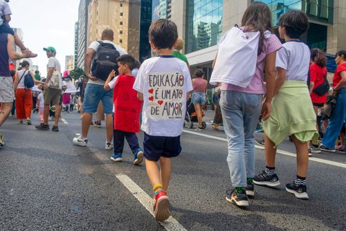 Manifestação de professores , diretores e famílias de alunos na Avenida Paulista em repúdio ao resultado d