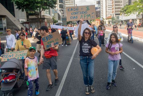 Manifestação de professores , diretores e famílias de alunos na Avenida Paulista em repúdio ao resultado d