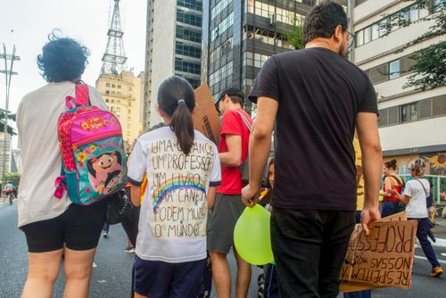 Manifestação de professores , diretores e famílias de alunos na Avenida Paulista em repúdio ao resultado d