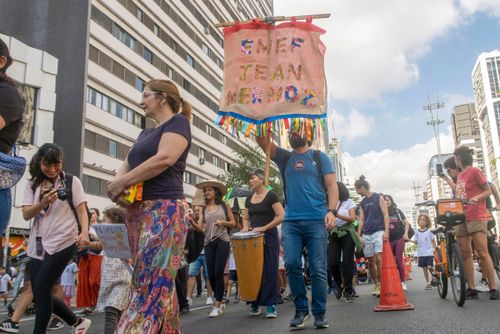 Manifestação de professores , diretores e famílias de alunos na Avenida Paulista em repúdio ao resultado d