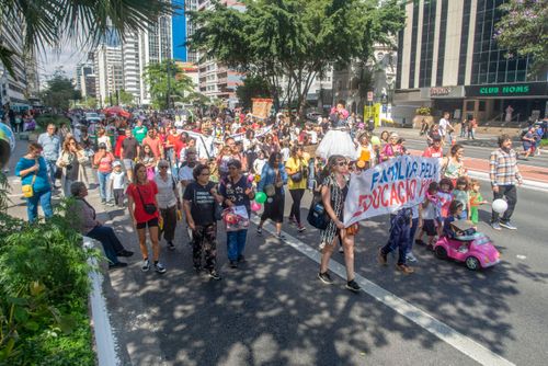 Manifestação de professores , diretores e famílias de alunos na Avenida Paulista em repúdio ao resultado d