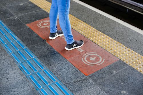 Piso tátil de acessibilidade para deficientes visuais em estação do metrô
