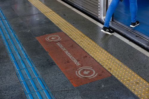 Piso tátil de acessibilidade para deficientes visuais em estação do metrô
