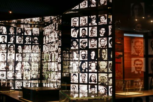 instalação com retratos de imigrantes do Museu da Imigração do Estado de São Paulo - Memorial do Imigrant