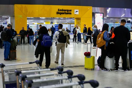 Passageiros na sala de embarque do Terminal 3 no Aeroporto Internacional André Franco Montoro