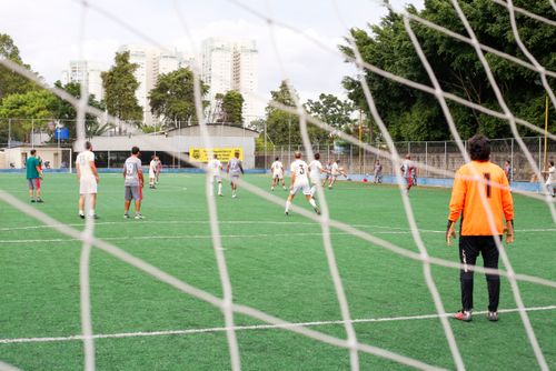 Jogo de futebol de várzea em grama sintética - time do Barão jogando com Explosão da Pompeia no campo da E