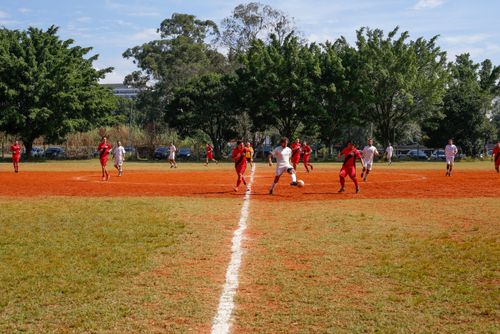 Jogo de futebol de várzea - time do Barão jogando com Ursal no campo do Marambaia - parte do campo é de gra