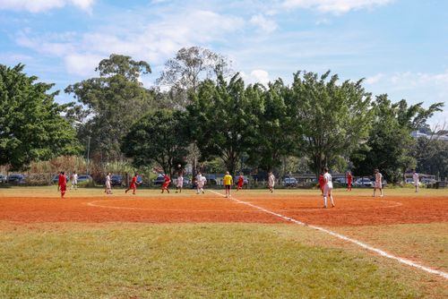 Jogo de futebol de várzea - time do Barão jogando com Ursal no campo do Marambaia - parte do campo é de gra
